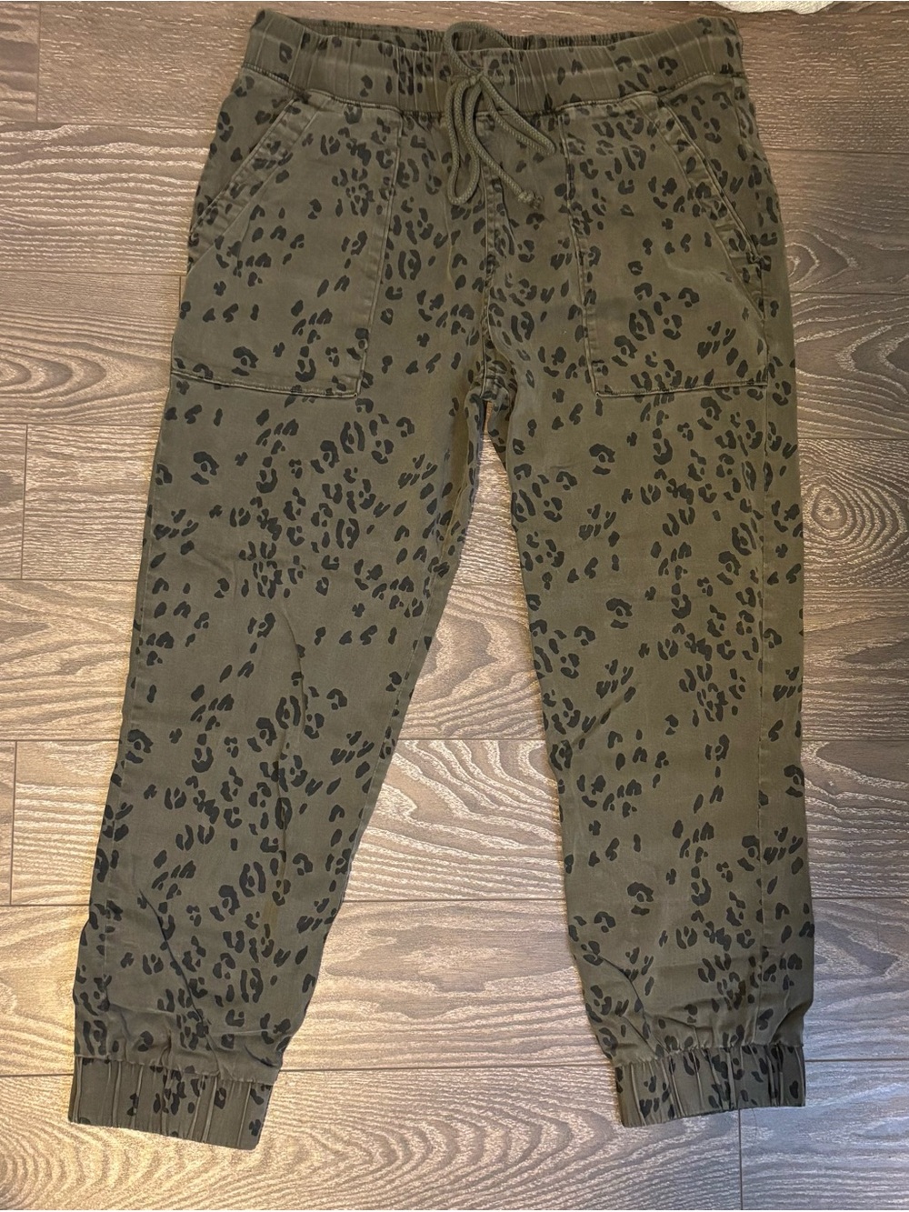 Bella Dahl Olive Green Leopard-Print Joggers